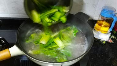 倒入君达菜