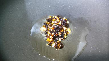 锅里热油，放入豆豉混合物