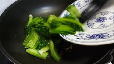倒入沥干水分的君达菜