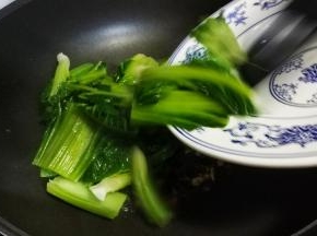 倒入沥干水分的君达菜