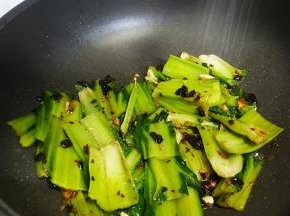 放入少许盐炒均匀即可