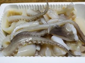 鱿鱼让店家处理好，切成圈圈，回家后期再清洗干净备用