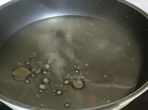 锅里放入足够水，放入油、料酒、盐