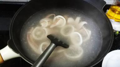 用铲子搅拌鱿鱼