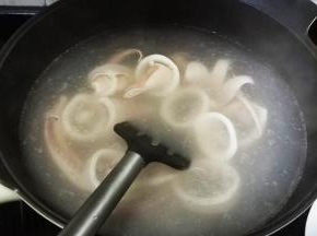 用铲子搅拌鱿鱼