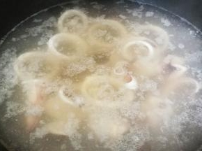 看到鱿鱼卷起、变色（大概2-3分钟，不用煮到水再次开，水开了再捞出鱿鱼就会变老了）就可捞出