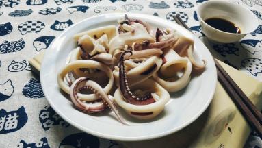 灼煮时间掌握得好，成品鱿鱼是爽口弹牙的