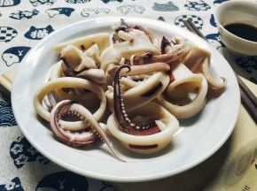 灼煮时间掌握得好，成品鱿鱼是爽口弹牙的