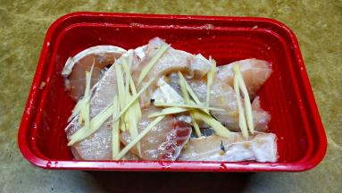 脆肉鲩让店家斩件，回家处理好，用油、盐、姜丝捉均匀腌20分钟