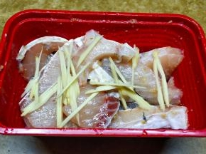 脆肉鲩让店家斩件，回家处理好，用油、盐、姜丝捉均匀腌20分钟