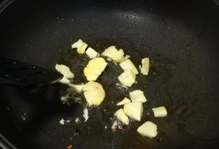 锅里热油，放入姜块和蒜粒，倒入盐