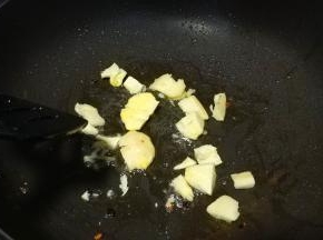 锅里热油，放入姜块和蒜粒，倒入盐