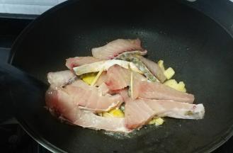 放入腌好的脆肉鲩