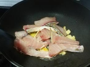 放入腌好的脆肉鲩