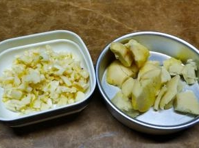 姜切大块、蒜切碎备用