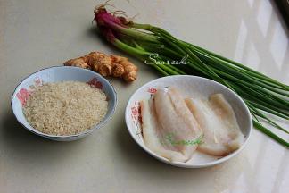 食材：大米150克、鱼肉200克、生姜、胡椒粉、香葱、油、盐、生粉。