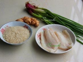 食材：大米150克、鱼肉200克、生姜、胡椒粉、香葱、油、盐、生粉。