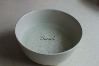 大米洗净放入大盘子里，倒入适量的饮用水浸泡一个晚上。