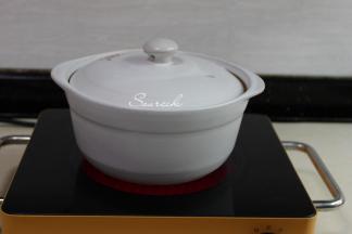 把大米倒入砂锅，加6倍的饮用水，盖上盖子，大火煮沸之后转为中小火，锅盖用牙签或筷子留一条缝隙，避免粥溢出来。