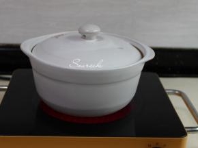 把大米倒入砂锅，加6倍的饮用水，盖上盖子，大火煮沸之后转为中小火，锅盖用牙签或筷子留一条缝隙，避免粥溢出来。