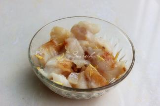 等待煮粥的时候，鱼肉洗净，切片，放盐、油、生抽、生姜搅拌均匀。