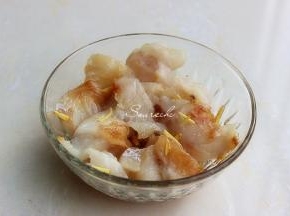 等待煮粥的时候，鱼肉洗净，切片，放盐、油、生抽、生姜搅拌均匀。