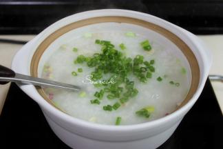 鱼片很快熟，熄火，把香葱、盐放入搅拌均匀，一个热腾腾鲜美的砂锅鱼片粥就煮好了。