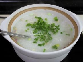 鱼片很快熟，熄火，把香葱、盐放入搅拌均匀，一个热腾腾鲜美的砂锅鱼片粥就煮好了。