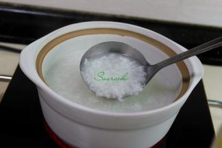 粥熬煮30分钟左右，米粒开花，粥已经煮熟，用勺子搅拌一下，避免粘锅底。