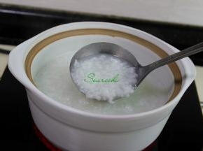 粥熬煮30分钟左右，米粒开花，粥已经煮熟，用勺子搅拌一下，避免粘锅底。