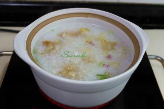 这个时候改为大火，把切好的鱼片，放入粥里，用勺子快速搅拌一下，让鱼片不要结块。