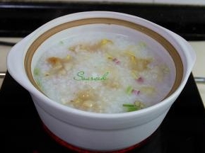 这个时候改为大火，把切好的鱼片，放入粥里，用勺子快速搅拌一下，让鱼片不要结块。