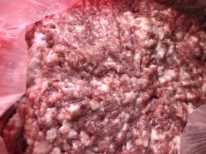 猪肉买好用热水清洗干净，打成肉糜。(买肉的时候让人直接用机器弄好)