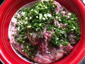 葱清洗干净，切碎加入肉糜里。