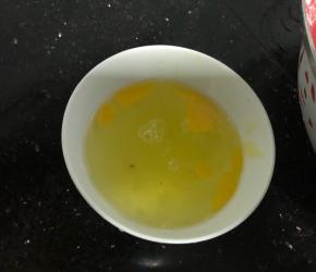 鸡蛋白打入碗中，一会炸肉圆之前让肉圆沾一下蛋白，可以使得肉圆表面更光滑。