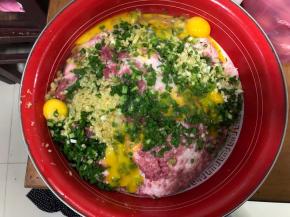 肉糜里打入6个鸡蛋黄。