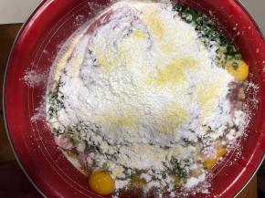 撒上适量淀粉，放入适量盐和鸡精，还有料酒，根据肉糜的多少控制量，最好少量多次添加。