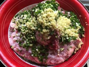 生姜洗净切末也放入肉糜中。