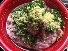 生姜洗净切末也放入肉糜中。