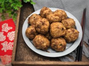 自己在家做肉圆简单，味道好，还很健康，一次性可以多做一些，等到凉透了放入冰箱冷冻就可以了！