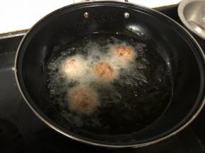 一次可以多下几个肉圆，炸至肉圆都变色，葱有点变黑色就可以了，用筷子或者器具将肉圆捞出。