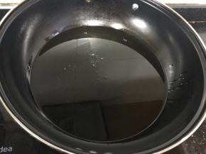 锅里倒入半锅油，不用倒很多的，炸肉圆是会让油变多的。烧至油开始冒泡泡就可以开始放入肉圆了。