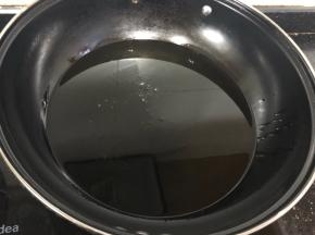 锅里倒入半锅油，不用倒很多的，炸肉圆是会让油变多的。烧至油开始冒泡泡就可以开始放入肉圆了。