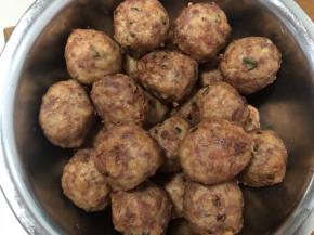 捞出的肉圆放入盘子里等它凉透了便可以装入袋中，等到想吃的时候拿出来红烧就可以了！