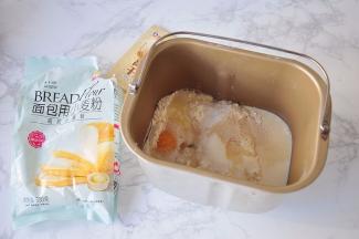 将基础面包体中除了黄油之外的食材放在面包桶中。鸡蛋我放了一整个，去壳正好是50克，您不必刻意正好用这个量，只需记住，鸡蛋+牛奶的总量等于液体总量即可。鸡蛋若小不足50克，可以用牛奶补，反之，如果鸡蛋略大，就减少牛奶的用量。