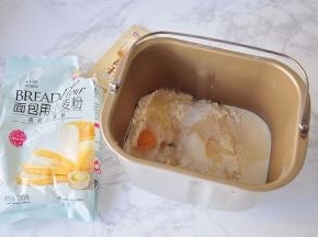 将基础面包体中除了黄油之外的食材放在面包桶中。鸡蛋我放了一整个，去壳正好是50克，您不必刻意正好用这个量，只需记住，鸡蛋+牛奶的总量等于液体总量即可。鸡蛋若小不足50克，可以用牛奶补，反之，如果鸡蛋略大，就减少牛奶的用量。