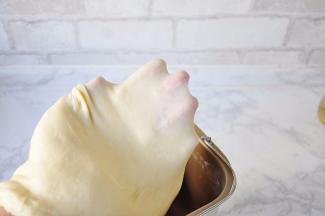 启动面包机，设定10分钟，揉至黄油被吸收，面团光滑能拉出薄膜。如果您没有达到这一步也没有关系。我们同样也可以手揉，因为面团的大小量合适，您也可以借助手工来完成出薄膜的状态。