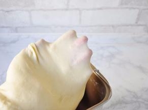 启动面包机，设定10分钟，揉至黄油被吸收，面团光滑能拉出薄膜。如果您没有达到这一步也没有关系。我们同样也可以手揉，因为面团的大小量合适，您也可以借助手工来完成出薄膜的状态。