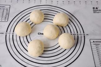 取出面团，排气后揉圆，分割成6个平均相同的面团，静置10分钟。