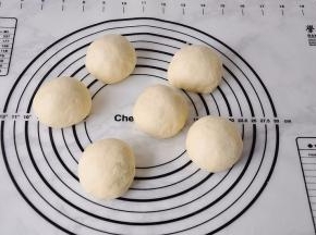 取出面团，排气后揉圆，分割成6个平均相同的面团，静置10分钟。